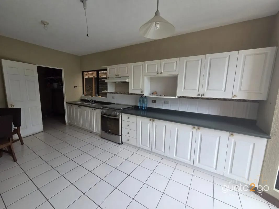 Amplia casa en Los Manantiales km 18 CAES — Casa en Venta en Carretera a El Salvador, Guatemala, Ciudad — foto 9 de 17