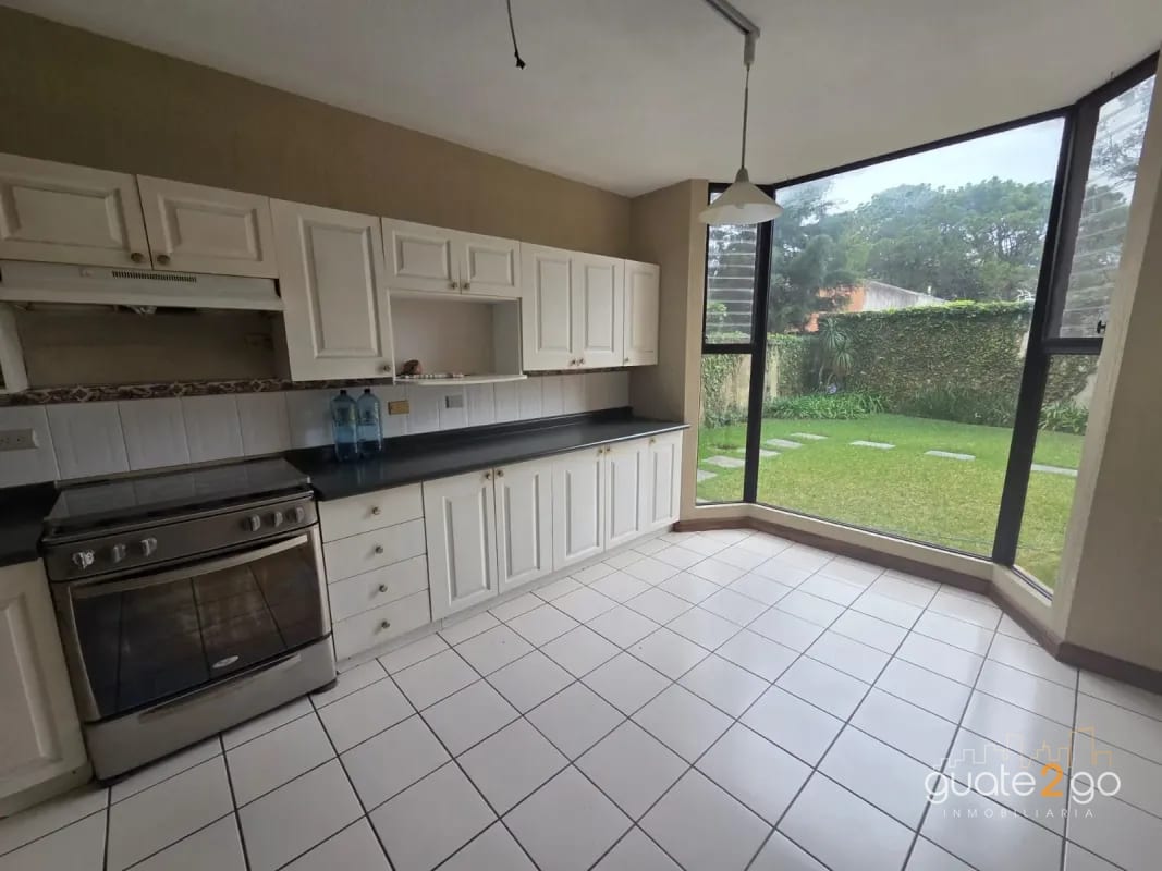 Amplia casa en Los Manantiales km 18 CAES — Casa en Venta en Carretera a El Salvador, Guatemala, Ciudad — foto 8 de 17