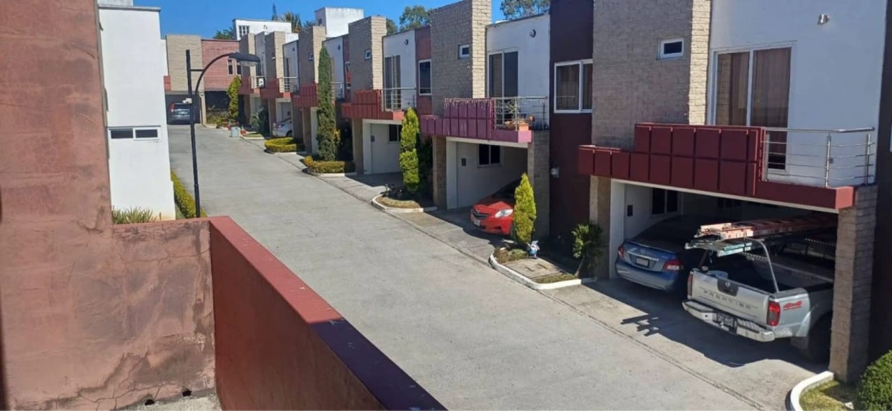 CASA EN VENTA CONDOMINIO BELLA VISTA SAN CRISTOBAL A POCOS METROS DE BULEVAR FÁCIL ACCESO A COMERCIOS Y COLEGIOS — Casa en Venta en Zona 8 Mixco, Guatemala, Ciudad — foto 1 de 16