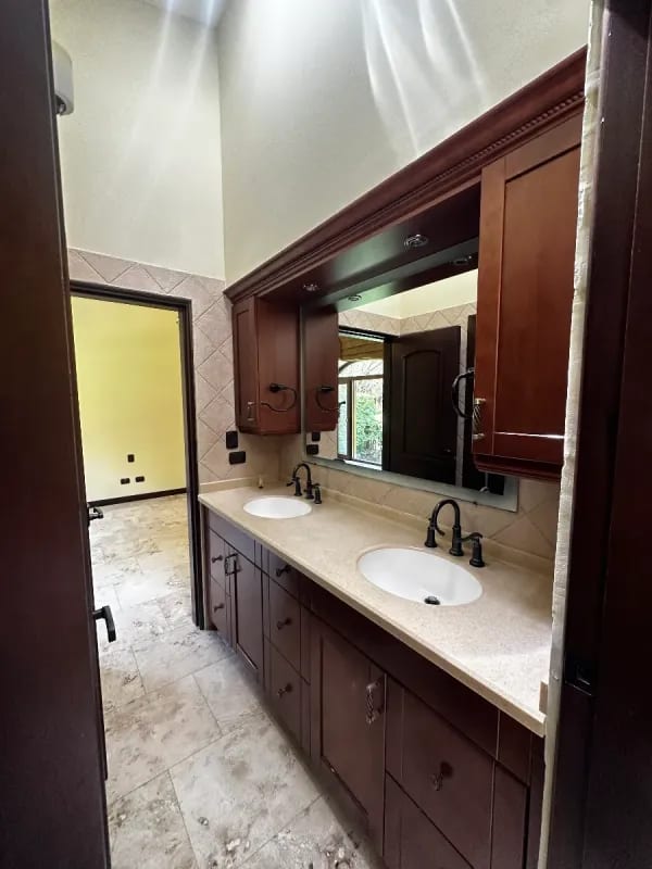 AMPLIA Y ELEGANTE CASA DE UN NIVEL EN VENTA | SANTA CATARINA PINULA "Condominio Las Tinajas" — Casa en Venta en Las Tinajas, Santa Catarina Pinula, Guatemala, Ciudad — foto 10 de 13