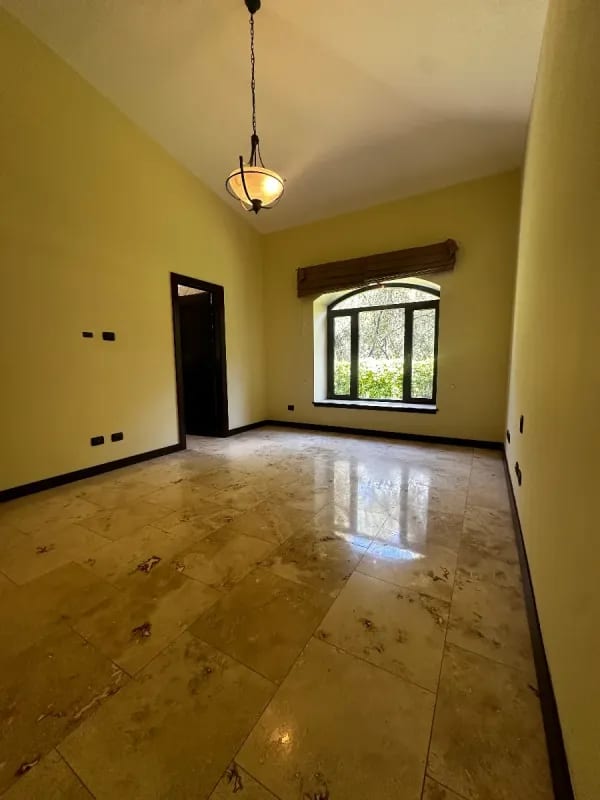 AMPLIA Y ELEGANTE CASA DE UN NIVEL EN VENTA | SANTA CATARINA PINULA "Condominio Las Tinajas" — Casa en Venta en Las Tinajas, Santa Catarina Pinula, Guatemala, Ciudad — foto 9 de 13