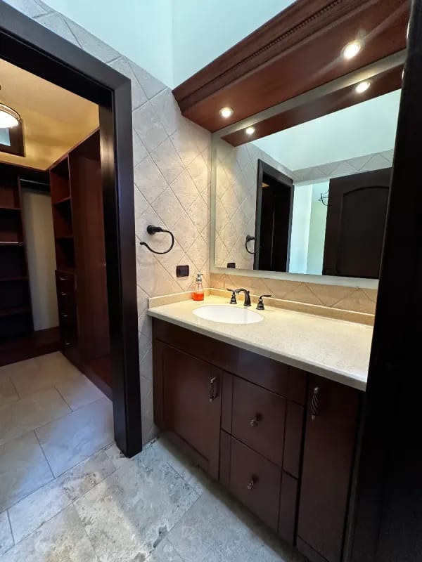 AMPLIA Y ELEGANTE CASA DE UN NIVEL EN VENTA | SANTA CATARINA PINULA "Condominio Las Tinajas" — Casa en Venta en Las Tinajas, Santa Catarina Pinula, Guatemala, Ciudad — foto 8 de 13