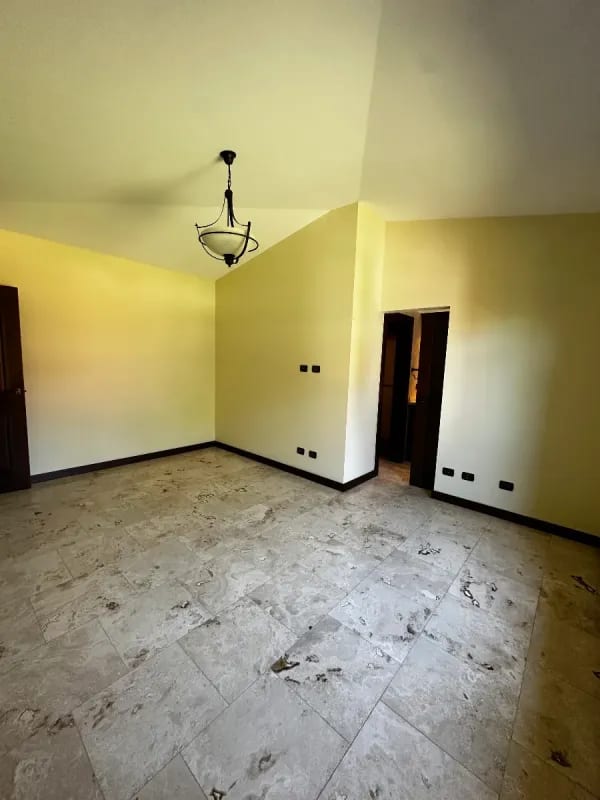 AMPLIA Y ELEGANTE CASA DE UN NIVEL EN VENTA | SANTA CATARINA PINULA "Condominio Las Tinajas" — Casa en Venta en Las Tinajas, Santa Catarina Pinula, Guatemala, Ciudad — foto 7 de 13