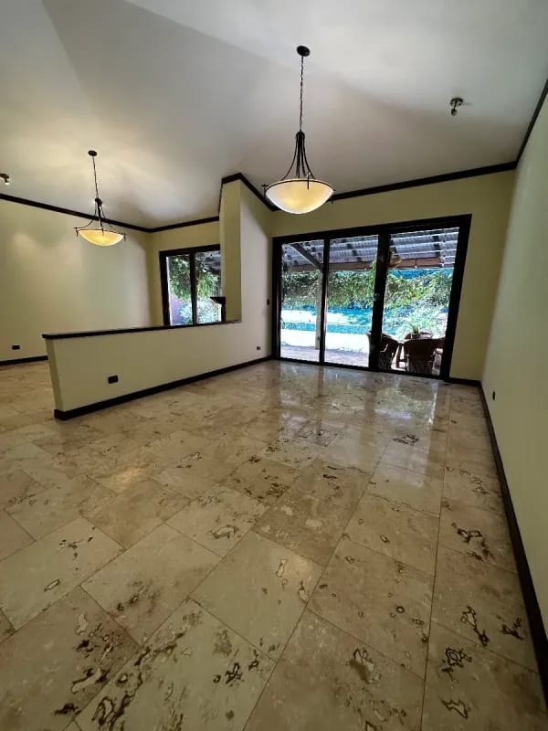 AMPLIA Y ELEGANTE CASA DE UN NIVEL EN VENTA | SANTA CATARINA PINULA "Condominio Las Tinajas" — Casa en Venta en Las Tinajas, Santa Catarina Pinula, Guatemala, Ciudad — foto 5 de 13