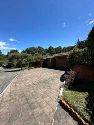 AMPLIA Y ELEGANTE CASA DE UN NIVEL EN VENTA | SANTA CATARINA PINULA   "Condominio Las Tinajas" — Casa en Venta en Las Tinajas, Santa Catarina Pinula, Guatemala, Ciudad — miniatura 2 de 13