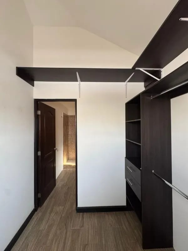 Casa en renta de 2 niveles, con amplios espacios dentro de garita y vista al bosque!! Carretera a San José Pinula — Casa en Alquiler en lo de Valdez, Carretera a El Salvador, Guatemala, Ciudad — foto 9 de 15