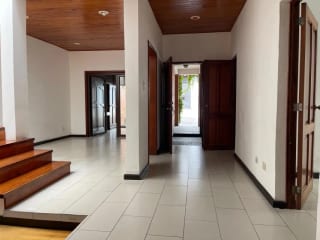 CASA EN VENTA O RENTA EN ZONA 14 EN SECTOR LA VILLA — Casa en Venta en Zona 10, Guatemala, Ciudad — miniatura 2 de 17
